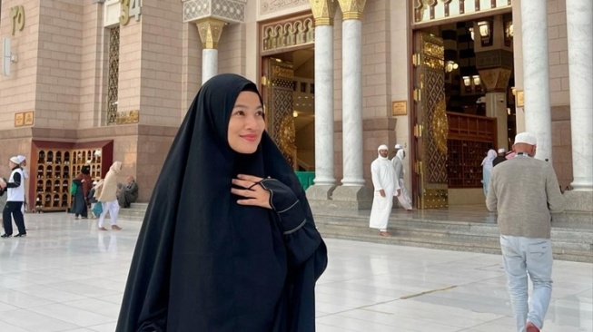 Potret Titi Kamal Umrah bareng Christian Sugiono (Instagram/@titi_kamall)