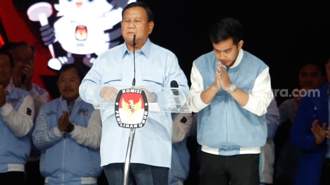 Pasangan Capres-Cawapres nomor urut dua, Prabowo Subianto dan Gibran Rakabuming Raka memberikan pernyataan terakhir saat debat Capres-Cawapres kelima di JCC Senayan, Jakarta, Minggu (4/2/2024). [Suara.com/Alfian Winanto]