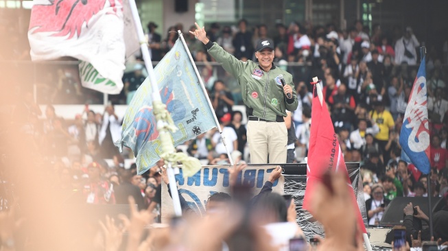 Calon presiden nomor urut 3 Ganjar Pranowo melambaikan tangannya ke arah relawan dan simpatisan saat kampanye akbar terbuka di Stadion Utama Gelora Bung Karno (SUGBK), Senayan, Jakarta, Sabtu (3/2/2024). [ANTARA FOTO/M Risyal Hidayat/rwa]