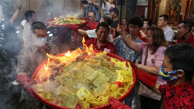 Sejumlah warga etnis Tionghoa membakar kertas doa dalam prosesi ritual sembahyang Sang Sin di Klenteng Siu Hok Bio, Semarang, Jawa Tengah, Sabtu (3/2/2024). [ANTARA FOTO/Makna Zaezar/rwa]