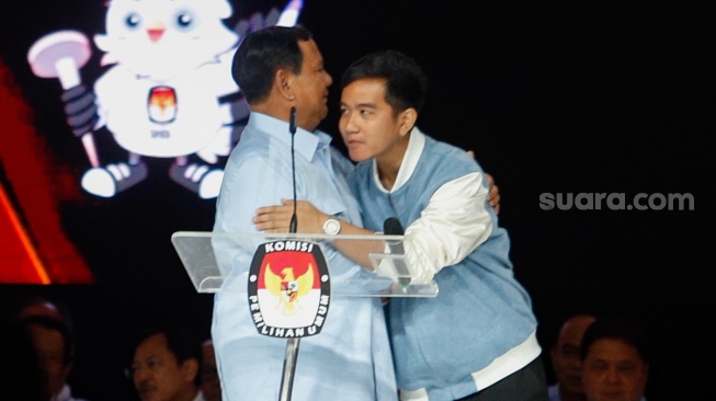 Pasangan Capres-Cawapres nomor urut dua, Prabowo Subianto dan Gibran Rakabuming Raka saling berpelukan usai debat Capres-Cawapres kelima di JCC Senayan, Jakarta, Minggu (4/2/2024). [Suara.com/Alfian Winanto]