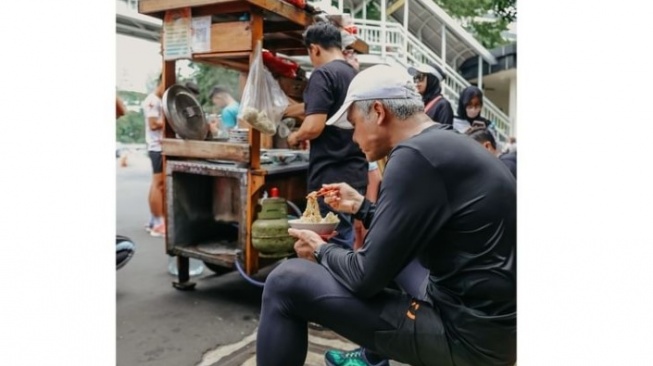 Persiapan Debat Terakhir Ganjar Pranowo, Posting Foto Makan Mie di Pinggir Jalan