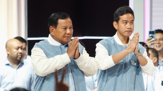 Pasangan Capres-Cawapres nomor urut dua, Prabowo Subianto dan Gibran Rakabuming Raka saat debat Capres-Cawapres kelima di JCC Senayan, Jakarta, Minggu (4/2/2024). [Suara.com/Alfian Winanto]