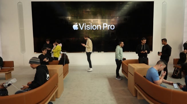 Pelanggan diberikan tutorial saat peluncuran Apple Vision Pro di Apple The Grove di Los Angeles, California, Amerika Serikat, Jumat (2/2/2024). [David SWANSON / AFP]