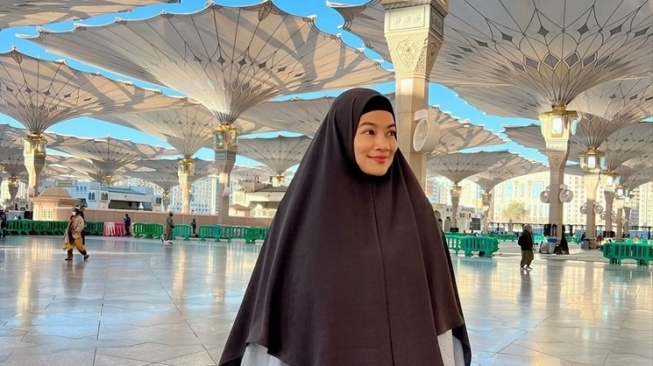 Potret Titi Kamal Umrah bareng Christian Sugiono (Instagram/@titi_kamall)