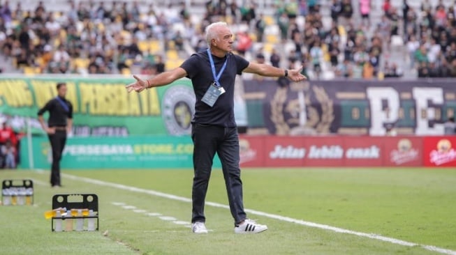 Pelatih Kepala Bhayangkara Presisi FC Mario Gomez mengawasi anak asuhnya saat pertandingan melawan Persebaya Surabaya pada laga pekan ke-24 Liga 1 Indonesia, di Stadion GBT Surabaya, Minggu (4/2/2024). ANTARA/Rizal Hanafi