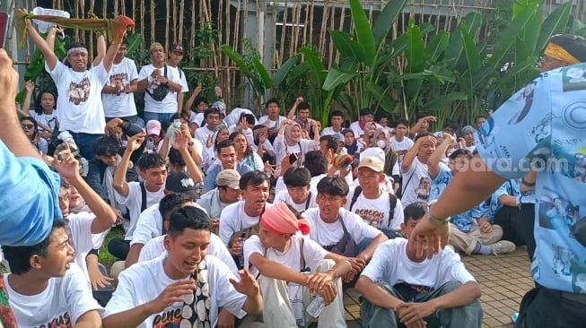 Jelang Debat Capres, Pendukung Prabowo-Gibran dan Ganjar-Mahfud Saling Sahut Yel-yel di JCC Senayan