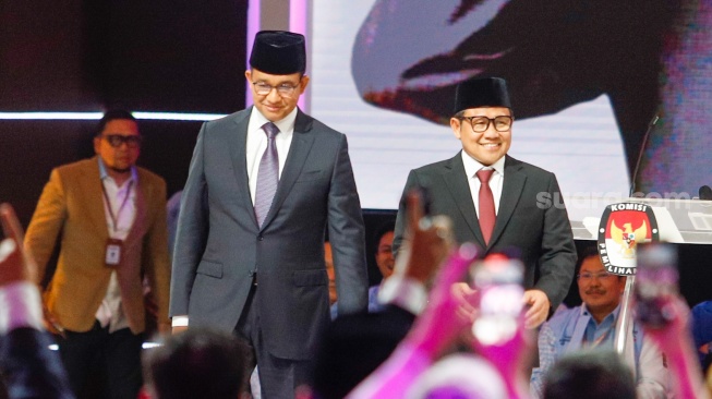 Pasangan Capres-Cawapres nomor urut satu, Anies Baswedan dan Muhaimin Iskandar saat debat Capres-Cawapres kelima di JCC Senayan, Jakarta, Minggu (4/2/2024). [Suara.com/Alfian Winanto]