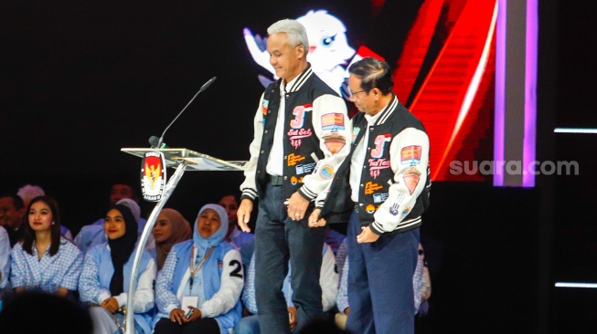 Pasangan Capres-Cawapres nomor urut tiga, Ganjar Pranowo dan Mahfud MD saat debat Capres-Cawapres kelima di JCC Senayan, Jakarta, Minggu (4/2/2024). [Suara.com/Alfian Winanto]