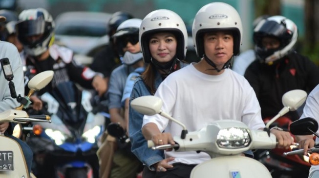 Calon wakil presiden Gibran Rakabuming Raka dan istri, Selvi Ananda menikmati Minggu (4/2/2024) dengan motoran atau sunday morning ride (sunmori) di Jakarta. (Dok. Tim Gibran)