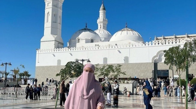 Potret Titi Kamal Umrah bareng Christian Sugiono (Instagram/@titi_kamall)