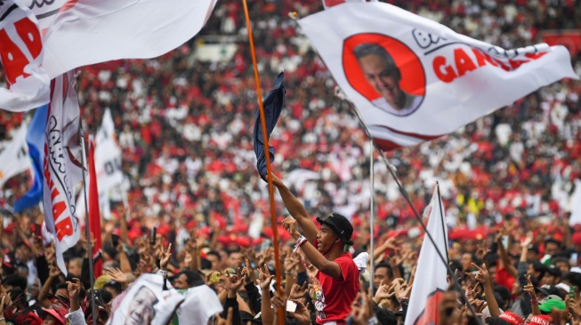 Sejumlah simpatisan dan relawan hadir dalam kampanye akbar terbuka pasangan capres-cawapres Ganjar Pranowo dan Mahfud MD di Stadion Utama Gelora Bung Karno (SUGBK), Senayan, Jakarta, Sabtu (3/2/2024). [ANTARA FOTO/M Risyal Hidayat/rwa]