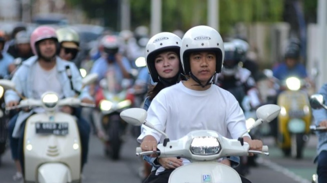 Calon wakil presiden Gibran Rakabuming Raka dan istrinya, Selvi Ananda, menikmati Minggu (4/2/2024) dengan mengendarai sepeda motor atau berkendara Minggu pagi (sunmori) di Jakarta.  (Dok. Tim Gibran)