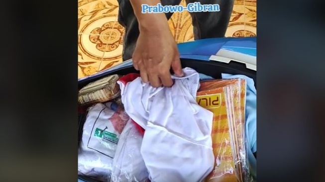 Viral Warga Ikut Kampanye Prabowo-Gibran Panen Kaus serta Buku Tulis. [TikTok]