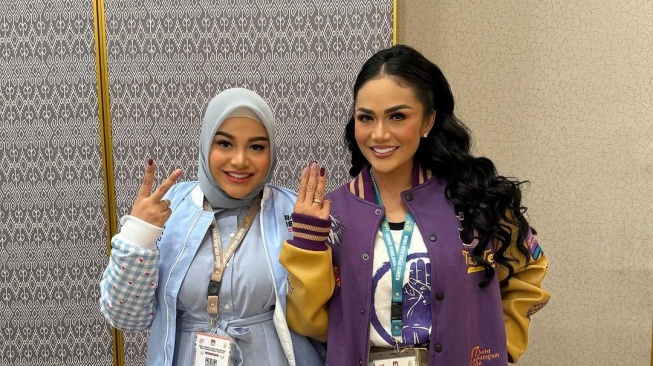 Krisdayanti dan Aurel Hermansyah dalam Debat Kelima Pilpres 2024. (Instagram/ aurelie.hermansyah)