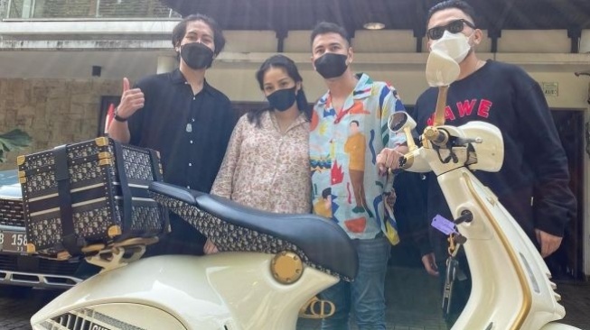 Nagita Slavina dan Raffi Ahmad beli vespa Dior. (Instagram)