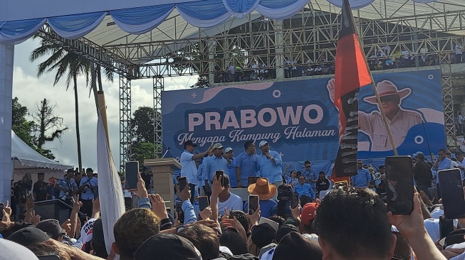 Prabowo Nyanyi 'Sio Mama' Bareng Wiranto di Kampung Halaman: Penghormatan untuk Ibu Saya