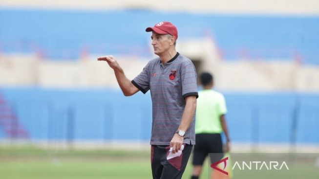 Pelatih Persis Solo Milomir Seslija saat memimpin Training Camp yang digelar di Stadion Sultan Agung Bantul, Yogyakarta, Kamis (18/1/2024). (ANTARA/HO- Media Officer Persis Solo)