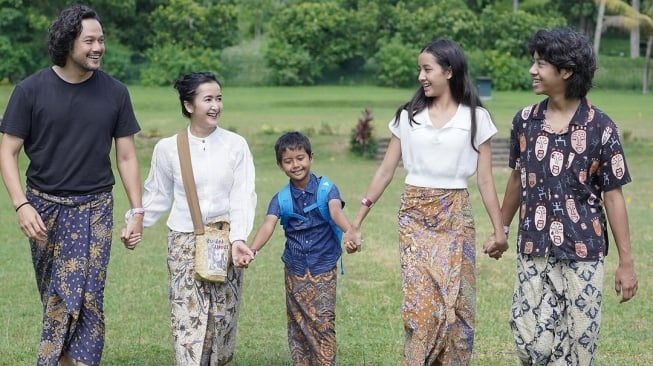 Potret Twinning Widi Mulia dan Widuri. (Instagram/widimulia)