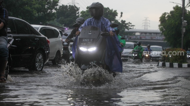 Banjir Hantui Jakarta Di Hari Pencoblosan, Tiga RT Sudah Terendam