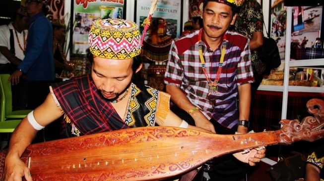 Cara Memainkan Sape, Alat Musik Tradisional yang Mirip Gitar