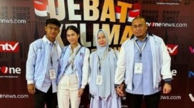 Andre Rosiade bersama sang istri dan juga anaknya Azizah Salsha, serta sang menantu Pratama Arhan foto bersama [Instagram]