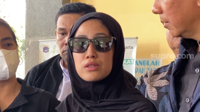 Tamara Tyasmara dan pengacara Sandy Arifin usai proses visum putranya, Dante di TPU Jeruk Purut, Jakarta, Selasa (6/2/2024) [Pahami.id/Adiyoga Priyambodo]