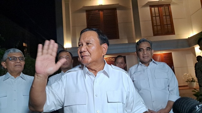 Capres sekaligus Ketua Umum Partai Gerindra Prabowo Subianto di kediamannya, Jalan Kertanegara Nomor IV, Jakarta Selatan, Selasa (6/2/2024) malam. [Suara.com/Novian]