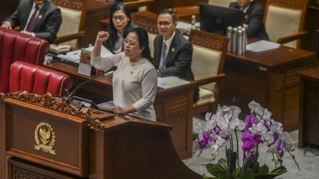 Ketua DPR Puan Maharani menyampaikan pidato dalam rapat paripurna ke-12 penutupan masa persidangan III tahun sidang 2023-2024 di kompleks Parlemen, Jakarta, Selasa (6/2/2024). Rapat Paripurna tersebut dalam rangka penutupan Masa Persidangan III Tahun Sidang 2023-2024. ANTARA FOTO/Galih Pradipta/tom.