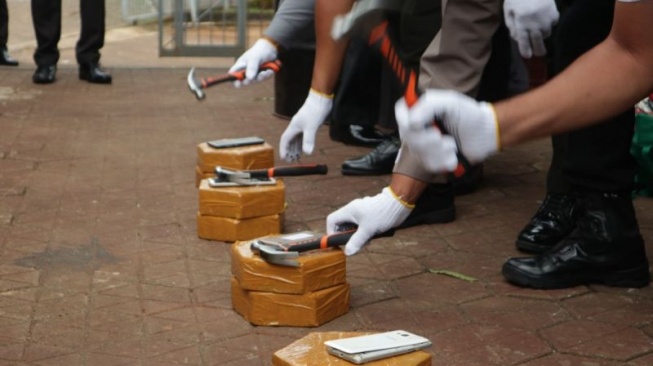 Ratusan HP Hasil Selundupan di Lapas Semarang Dimusnahkan, Petugas Temukan Senjata Tajam