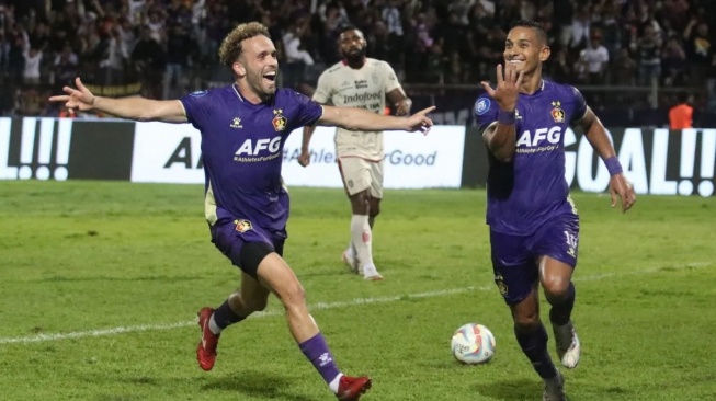 Pesepak bola Persik Kediri Renan Da Silva (kanan) bersama Ze Valente (kiri) melakukan selebrasi usai berhasil mencetak gol ke gawang Bali United FC pada kompetisi Liga 1 di Stadion Brawijaya, Kota Kediri, Jawa Timur, Senin (5/2/2024). ANTARA FOTO/Prasetia Fauzani/YU