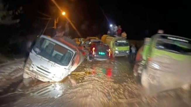 Begini Kondisi Jalan di Ketapang, Rusak Parah hingga Mobil Amblas