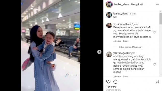 Ria Ricis di bandara sebelum bertolak ke Milan.  