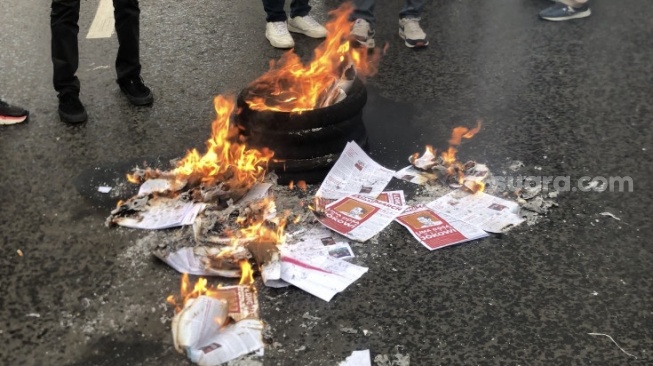 Geram Politik Dinasti, Mahasiswa Bekasi Mulai Turun ke Jalan: Bakar Gambar Jokowi