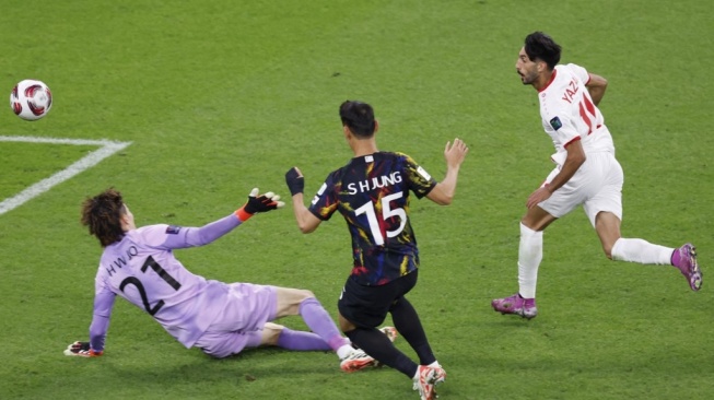 Penyerang Yordania Yazan al-Naimat menendang bola melewati kiper Korea Selatan Jo Hyeon-woo di semifinal Piala Asia 2023 di Stadion Ahmad Bin Ali di Al-Rayyan, sebelah barat Doha pada 6 Februari 2024.KARIM JAAFAR / AFP