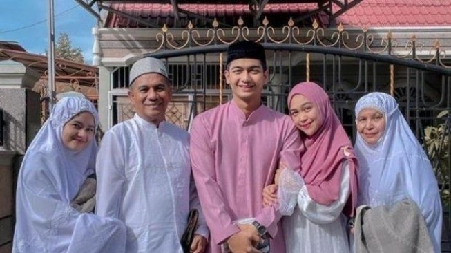 Potret lawas Teuku Ryan bersama keluarga dan Ria Ricis (Instagram)