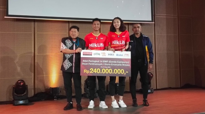 Pasangan ganda campuran Indonesia, Dejan Ferdinansyah/Gloria Emanuelle Widjaja mendapatkan bonus dari PB Djarum. [Dok. Istimewa]