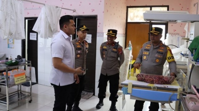 Kapolres Serang bersama Wakapolres Serang, Kapolsek Ciruas, Kasat Reskrim serta Kanit Regident dan Kanit Reskrim melakukan pengecekan penemuan bayi laki-laki di Desa Cigelam, Kecamatan Ciruas, Kabupaten Serang, Banten pada Senin (5/2/2024). [Dok. Polres Serang]