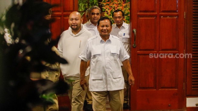 Ketua Umum Partai Gerindra, Prabowo Subianto (tengah) menemui awak media usai syukuran HUT Partai Gerindra ke-16 di Kertanegara, Jakarta, Selasa (6/2/2024). [Suara.com/Alfian Winanto]