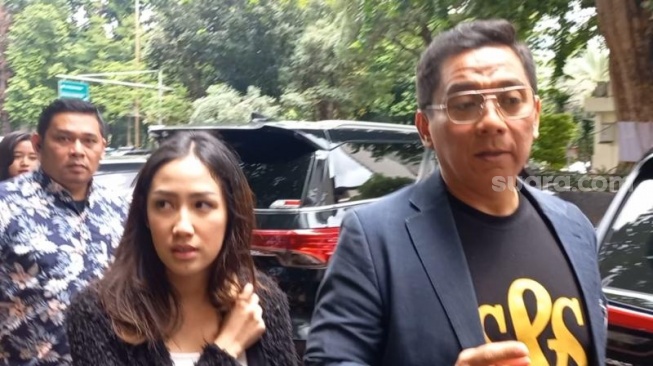 Tamara Tyasmara bersama pengacaranya, Sandy Arifin kembali mendatangi Polda Metro Jaya, Rabu (7/2/2024) terkait kasus kematian anaknya, Dante. [Tiara Rosana/Suara.com]