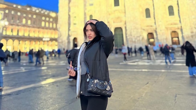 Pose di Depan Katedral Milan, Happy Asmara Pakai Tas Mewah Seharga Mobil Bekas