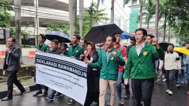 Civitas akademika Universitas Negeri Jakarta (UNJ) membacakan "Deklarasi Rawamangun" untuk pemilu bersih dan damai di Plaza UNJ, Rawamangun, Jakarta Timur, Selasa (6/2/2024). ANTARA/Syaiful Hakim