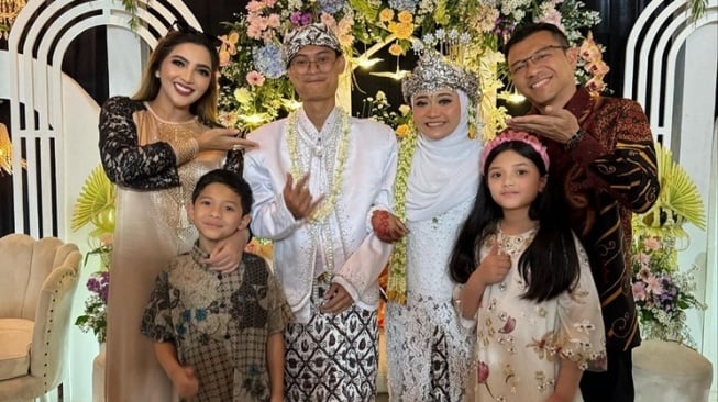 8 Momen Ashanty Hadiri Pernikahan Pengasuh Arsy, Adabnya saat Makan Jadi Sorotan