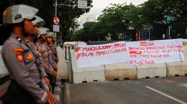 Sejumlah mahasiswa dari berbagai kampus saat menggelar aksi unjuk rasa di belakang Istana Negara, Jakarta, Rabu (7/2/2024). [Suara.com/Alfian Winanto]