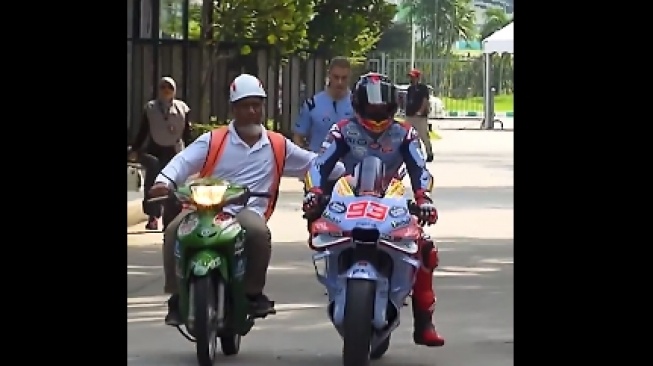 Motor Ducati yang digunakan ditunggangi Marc Marquez didorong marshal yang pakai Honda Supra (X/MotoGP)