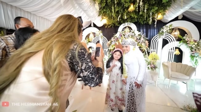 Momen Ashanty Hadiri Pernikahan Pengasuh Arsy (YouTube/The Hermansyah A6)