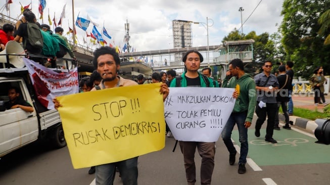 Sejumlah mahasiswa dari berbagai kampus melakukan aksi long march menuju Istana Negara saat menggelar unjuk rasa di Kawasan Grogol, Jakarta, Rabu (7/2/2024). [Suara.com/Alfian Winanto]