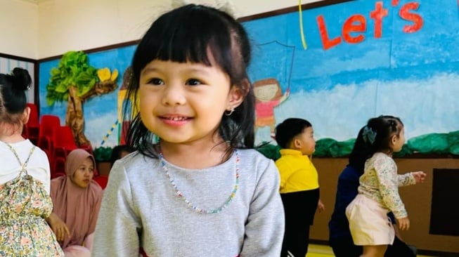 8 Potret Gemas Ameena Saat Sekolah, Senyum Cantiknya Bikin Melting