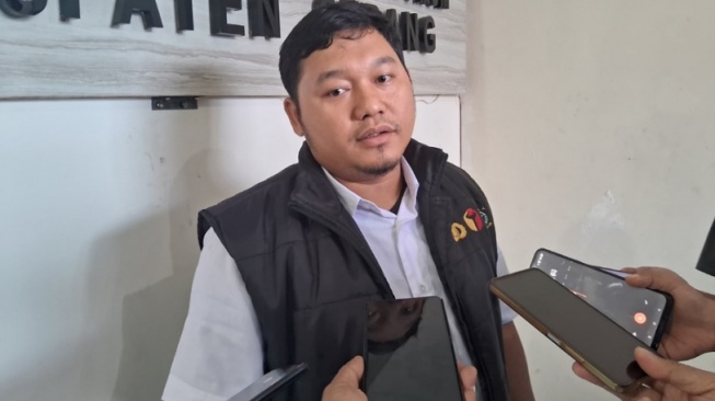Komisioner Bawaslu Kabupaten Serang Abdul Holid memeberi keterangan kepada awak media. [Suara.com/Yandi Sofyan]