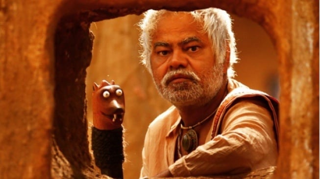 5 Rekomendasi Film India yang Dibintangi Sanjay Mishra, Terbaru Ada Bhakshak